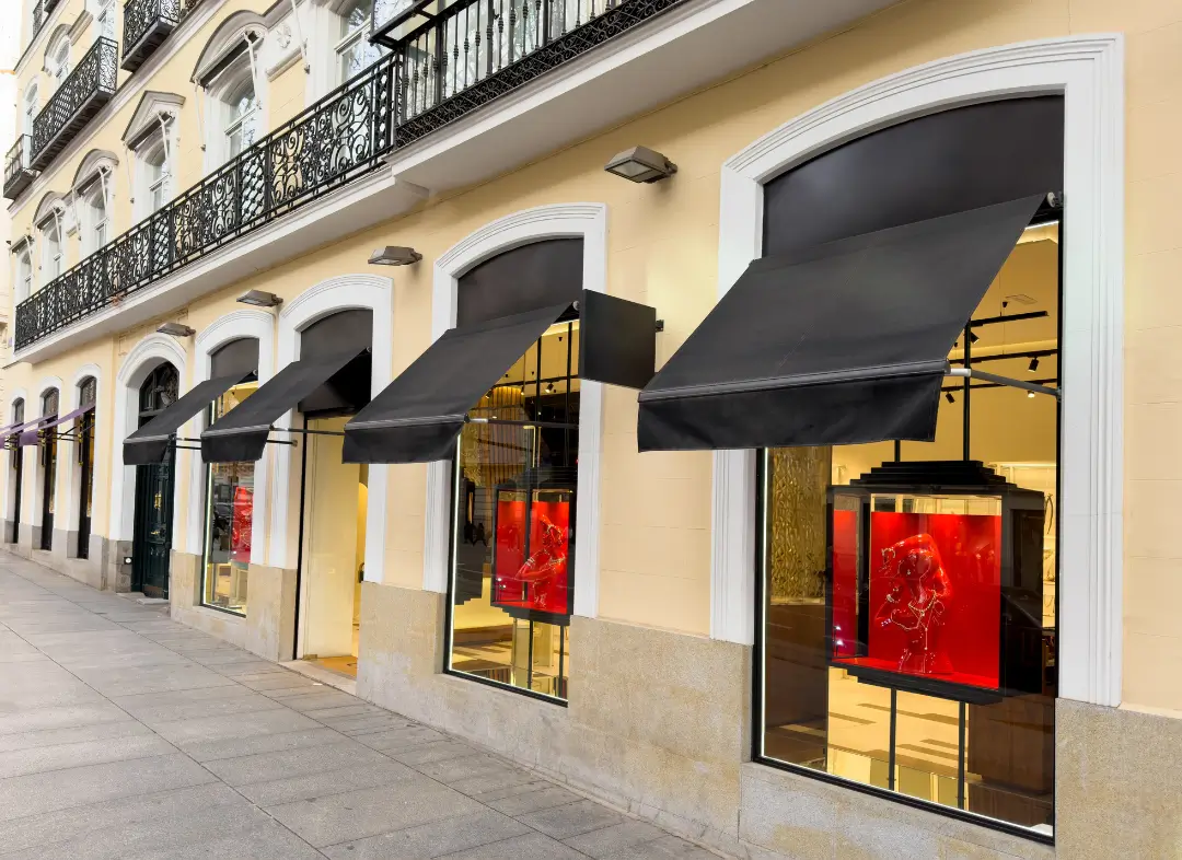 Façade vitrine de magasin en aluminium sur mesure à Valréas